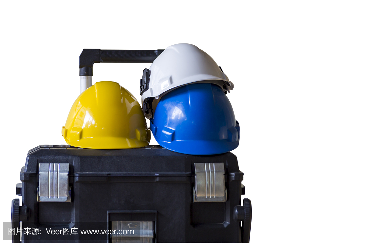 PPE(个人防护装备)与带有耳套的白色安全帽(安全帽)、呼吸防护、皮手套和透明塑料眼镜搭配在旧木桌上,工程和施工理念。